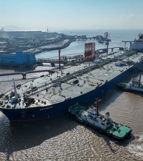 Tàu dầu đỗ tại một cảng ở Chiết Giang (Trung Quốc) hồi tháng 1. Ảnh: Reuters