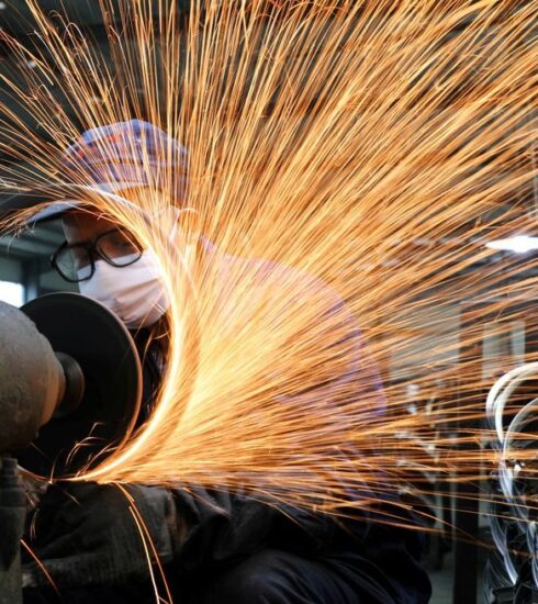 Công nhân trong một nhà máy thép tại Chiết Giang (Trung Quốc). Ảnh: Reuters