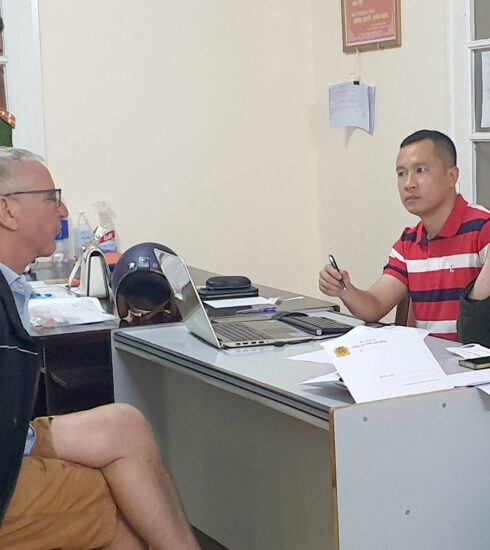 Công an tỉnh Lâm Đồng lấy lời khai nghi phạm Kenter JacoBus Johansen. Ảnh: Khánh Hương