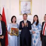 Chủ tịch nước Võ Văn Thưởng (giữa) tặng quà lưu niệm cho Hội Người Việt Nam tại Anh ngày 4/5. (Ảnh: Thống Nhất/TTXVN)