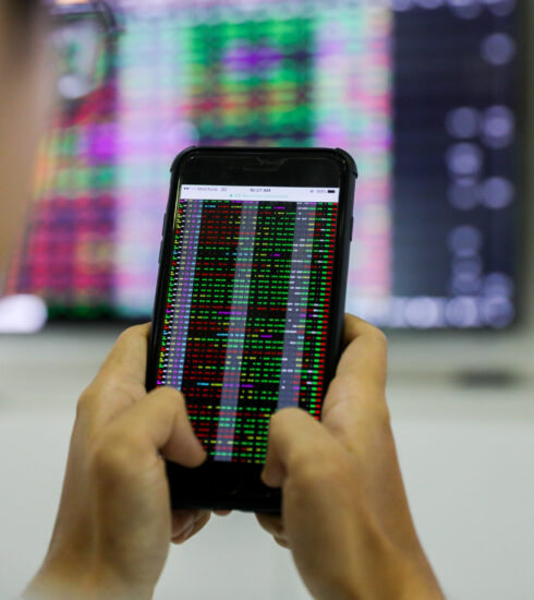 Giao dịch chứng khoán tại một điểm giao dịch tại quận 1, TP HCM. Ảnh: Quỳnh Trần