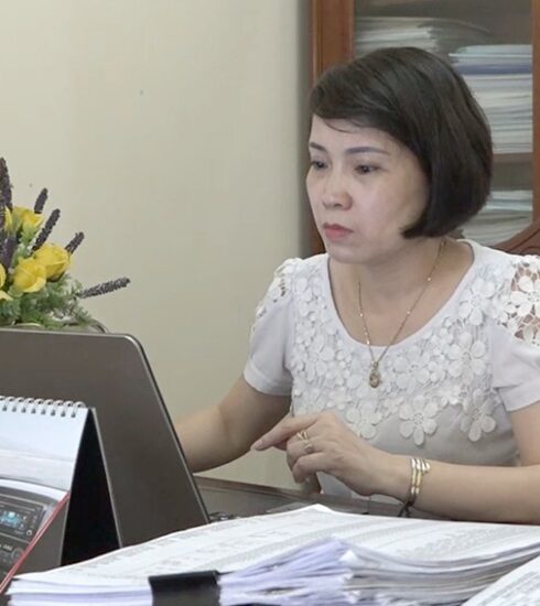 Bà Lê Thị Dung khi làm Giám đốc Trung tâm Giáo dục thường xuyên huyện Hưng Nguyên. Ảnh: Pháp luật TP HCM