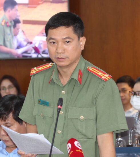 Thượng tá Lê Mạnh Hà tại buổi họp báo chiều 18/5. Ảnh: Q.Huy