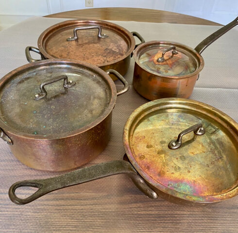 Sau một thời gian dùng, nồi, chảo bằng đồng bị xỉn màu, han rỉ và cần được vệ sinh sớm. Ảnh minh họa: theemerginghome