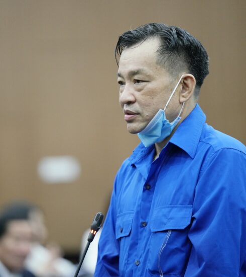 Cựu Chủ tịch Bình Thuận Nguyễn Ngọc Hai trả lời xét hỏi sáng 10/5. Ảnh: Danh Lam