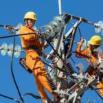 Công nhân điện lực Hà Nội sửa chữa trên đường dây trong mùa khô 2022. Ảnh: EVNHanoi