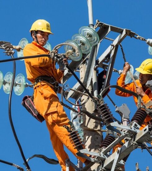 Công nhân điện lực Hà Nội sửa chữa trên đường dây trong mùa khô 2022. Ảnh: EVNHanoi