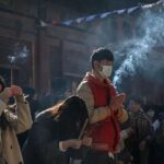 Người trẻ đi lễ ở đền Lama, Bắc Kinh ngày 19/2/2023. Ảnh: AFP