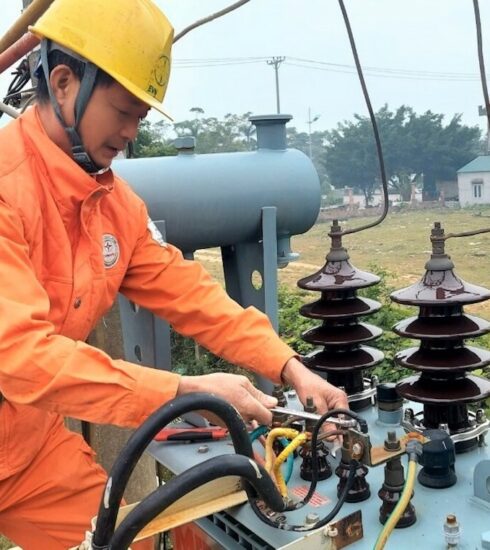 Thành phố Móng Cái cắt điện để đấu nối đường dây 110kV Móng Cái- Đông Hưng. Ảnh: Điện lực móng cái