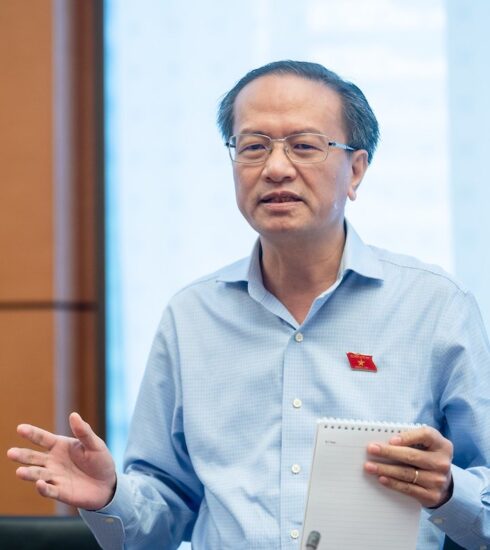 Ông Đinh Ngọc Minh, Ủy viên chuyên trách Ủy ban Kinh tế Quốc hội phát biểu tại tổ về kinh tế xã hội, sáng 25/5. Ảnh: Hoàng Phong