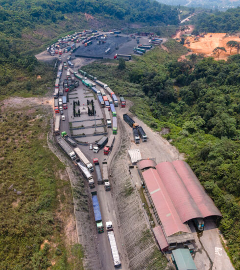 Xe đầu kéo ùn ứ ở cửa khẩu La Lay do hạ tầng chưa đồng bộ. Ảnh: Hoàng Táo