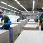 Công nhân nhà máy Gỗ Lâm Việt (Bình Dương) trong giờ sản xuất. Ảnh: Đình Trọng