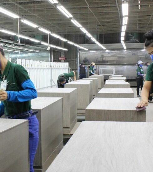 Công nhân nhà máy Gỗ Lâm Việt (Bình Dương) trong giờ sản xuất. Ảnh: Đình Trọng