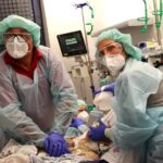 Bác sĩ và nhân viên y tế thực hiện nhiệm vụ tại một phòng khám ở Hanau, Đức, hồi tháng 4/2020. Ảnh: Reuters