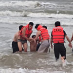 Công an tỉnh Thừa Thiên Huế kịp thời cứu sống du khách Hà Nội chiều 30/4. Ảnh: Trần Hồng