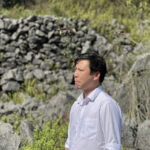 Thầy Lương Minh Hoạt, Hiệu trưởng trường Phổ thông bán trú Sà Phìn, lo nếu trời không mưa, kinh phí mua nước cạn, nhà trường khó xoay sở bữa ăn bán trú cho 442 học sinh. Ảnh: Hồng Chiêu