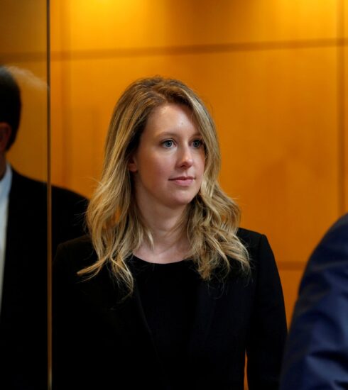 Elizabeth Holmes rời một phiên tòa ở San Francisco năm 2019. Ảnh: Reuters