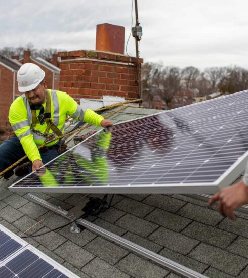 Nhân viên kỹ thuật tấm pin mặt trời trên một ngôi nhà ở Đông Nam Washington vào tháng 2/2022. Ảnh: Washington Post