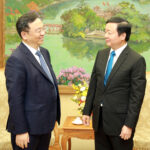 Phó Thủ tướng Trần Hồng Hà trao đổi với Chủ tịch BYD Wang Chuanfu hôm 5/5. Ảnh: VGP