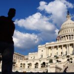 Khách du lịch đi qua tòa nhà quốc hội Mỹ ở Washington. Ảnh: Reuters