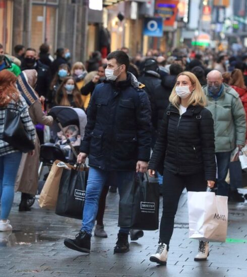 Người dân trên một phố mua sắm tại Cologne (Pháp). Ảnh: Reuters