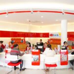 Khách hàng tới giao dịch tại chi nhánh HDBank. Ảnh: