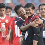 HLV Indra Sjafri (giữa) hạnh phúc khi U22 Indonesia ghi năm bàn vào lưới U22 Myanmar. Ảnh: Hiếu Lương