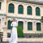 Isabella Menin tạo dáng ở Bưu điện Trung tâm TP HCM hồi tháng 4 khi đến Việt Nam công tác. Ảnh: Sen Vàng