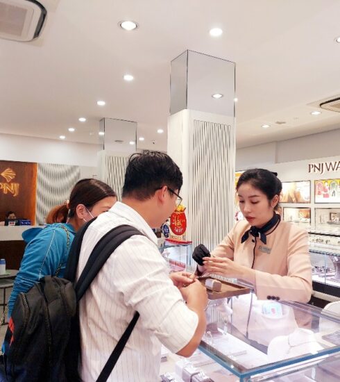 Khách trải nghiệm tại cửa hàng PNJ. Ảnh: Bích Tuyền