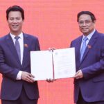 Thủ tướng Phạm Minh Chính trao Quyết định của Chủ tịch nước bổ nhiệm ông Đặng Quốc Khánh, Bí thư Tỉnh ủy Hà Giang làm Bộ trưởng Bộ Tài nguyên và Môi trường nhiệm kỳ 2021-2026 - Ảnh: VGP/Nhật Bắc