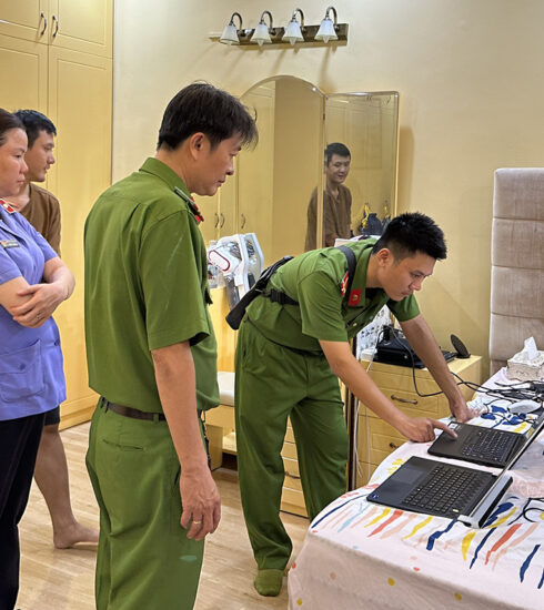 Cảnh sát khám xét các nghi can. Ảnh: Tường Vân