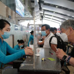 Hành khách làm thủ tục bay tại Nội Bài. Ảnh: Ngọc Thành.