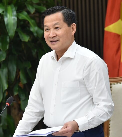 Phó thủ tướng Lê Minh Khái phát biểu tại cuộc họp chiều 24/5. Ảnh: VGP