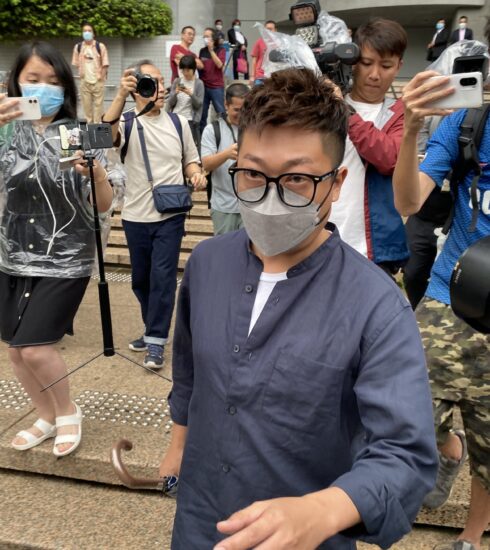 Lâm Thuấn, nhân viên công ty du thuyền bị buộc tội giúp Trí chạy trốn sang Macao, rời tòa án sau khi được bảo lãnh tại ngoại. Ảnh: HK01