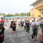 Dòng người đổ về cửa khẩu quốc tế Móng Cái làm thủ tục sang Đông Hưng du lịch sáng 30/4. Ảnh: Xuân Hoa