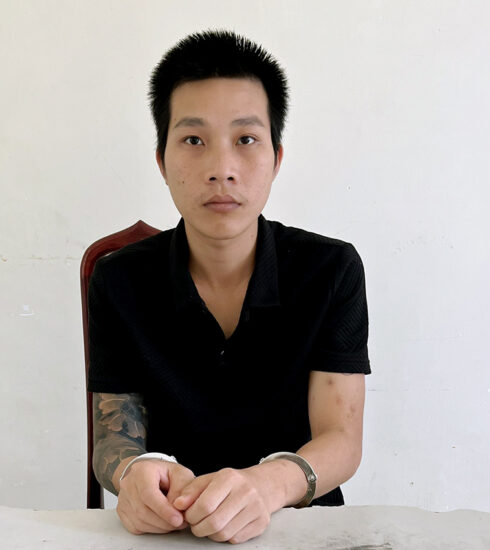 Nghi can Vĩnh tại cơ quan điều tra. Ảnh: Hùng Lê