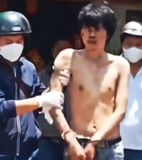 Nghi phạm Vềnh bị cảnh sát bắt giữ để điều tra, trưa 26/5. Ảnh: Tứ Hải