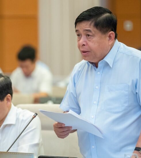 Bộ trưởng Kế hoạch & Đầu tư Nguyễn Chí Dũng phát biểu tại phiên thảo luận kinh tế xã hội, ngày 9/5. Ảnh: Hoàng Phong