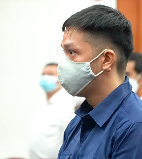 Nguyễn Kim Trung Thái nghe tòa tuyên án, sáng 10/5. Ảnh: Hải Duyên