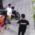 Người đàn ông đi chung với bé gái. Ảnh cắt từ camera an ninh