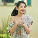 Chi Pu, 30 tuổi, đang ở tỉnh Hồ Nam để luyện thanh, vũ đạo cùng 32 đồng nghiệp từ nhiều quốc gia, vùng lãnh thổ như Trung Quốc, Hàn Quốc, Mỹ, Nga, Nhật, Đức, Hong Kong, Đài Loan. Các người chơi biểu diễn cá nhân và tập thể, những người đạt điểm cao nhất từ giám khảo sẽ hội tụ thành ban nhạc mới. Sau tập đầu tiên phát sóng hôm 5/5, Chi Pu lọt vào top tám người được giám khảo chấm điểm cao nhất, cùng các nghệ sĩ như Ella, Amber, Lưu Tích Quân.