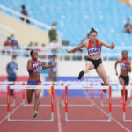 Quách Thị Lan (nhảy trên rào), khi về nhất nội dung 400m rào nữ tại SEA Games 31 trên sân Mỹ Đình, Hà Nội chiều 17/5/2022. Ảnh: Đức Đồng