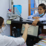 Người dân đến làm thủ tục hành chính tại Bộ phận tiếp nhận và trả hồ sơ hành chính khu vực 2, TP Thủ Đức, TP HCM, tháng 1/2021. Ảnh: Quỳnh Trần