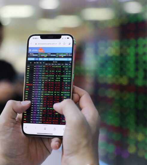 Giao dịch tại quầy công ty chứng khoán tại Quận 1, TP HCM. Ảnh: Quỳnh Trần