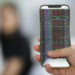 Nhà đầu tư đang theo dõi thị trường chứng khoán tại một sàn giao dịch quận 1, tháng 3/2021. Ảnh: Quỳnh Trần