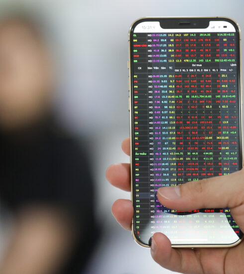 Nhà đầu tư đang theo dõi thị trường chứng khoán tại một sàn giao dịch quận 1, tháng 3/2021. Ảnh: Quỳnh Trần