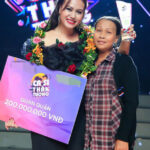 Ca sĩ Kim Loan cổ vũ con gái Sofia trong đêm chung kết Ca sĩ thần tượng năm 2018. Ảnh: THVL