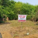 Biển treo bán đất mặt tiền đường liên xã Tân Lợi - An Khương, huyện Hớn Quản, Bình Phước khi khu này sốt đất ảo năm 2021. Ảnh: Phước Tuấn