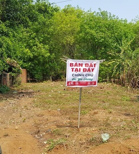 Biển treo bán đất mặt tiền đường liên xã Tân Lợi - An Khương, huyện Hớn Quản, Bình Phước khi khu này sốt đất ảo năm 2021. Ảnh: Phước Tuấn