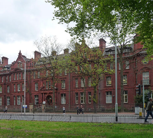 Bệnh viện  St. Mary, Manchester, nơi hai cô bé song sinh dính liền chào đời. Ảnh: Stephen Richards